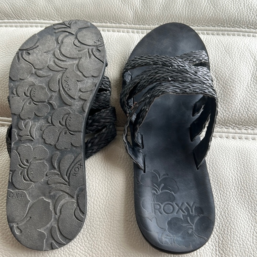 Roxy size 9 black strappy sandals